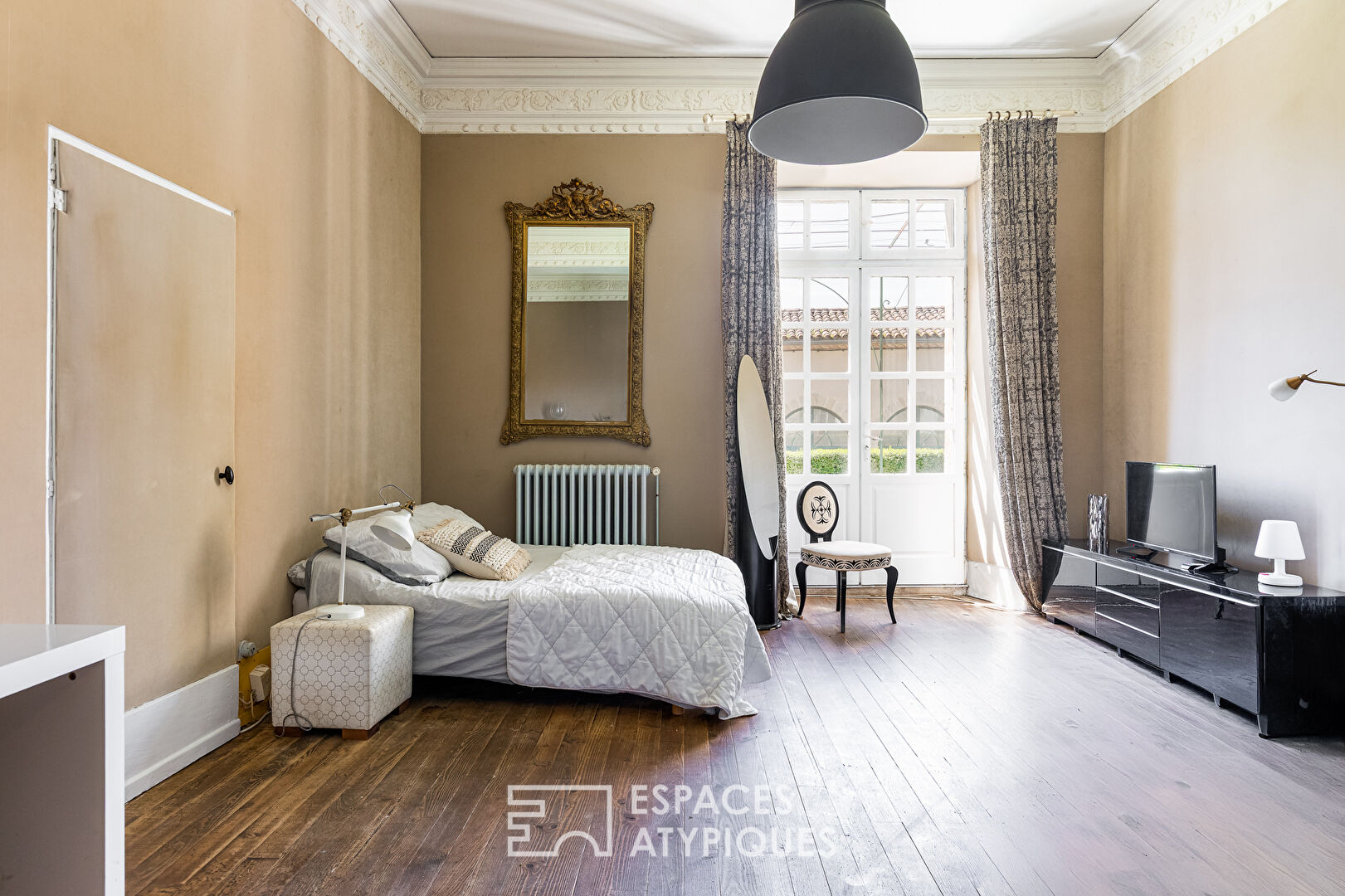 Château du XIIIème siècle en coeur de village