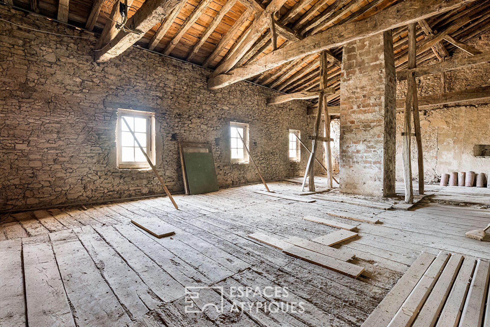 Château du XIIIème siècle en coeur de village