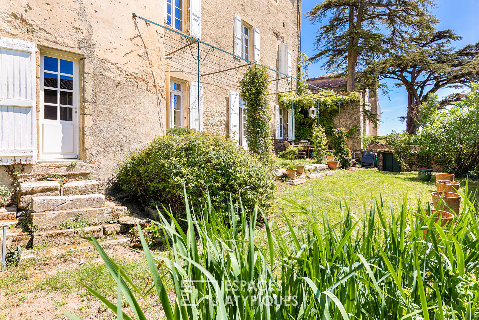 Château du XIIIème siècle en coeur de village