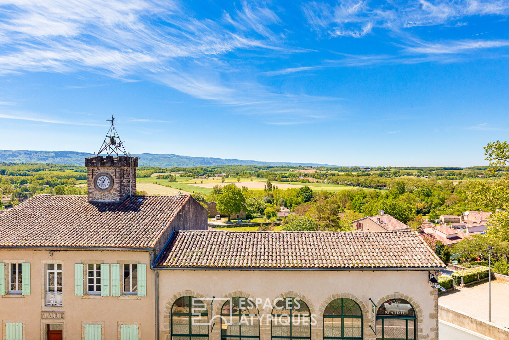 Château du XIIIème siècle en coeur de village