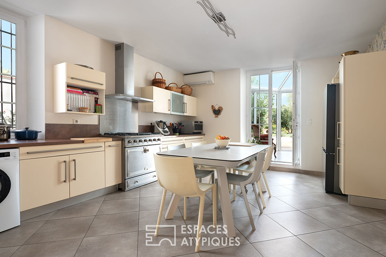 Maison cossue du début de XXème siècle avec piscine et garage