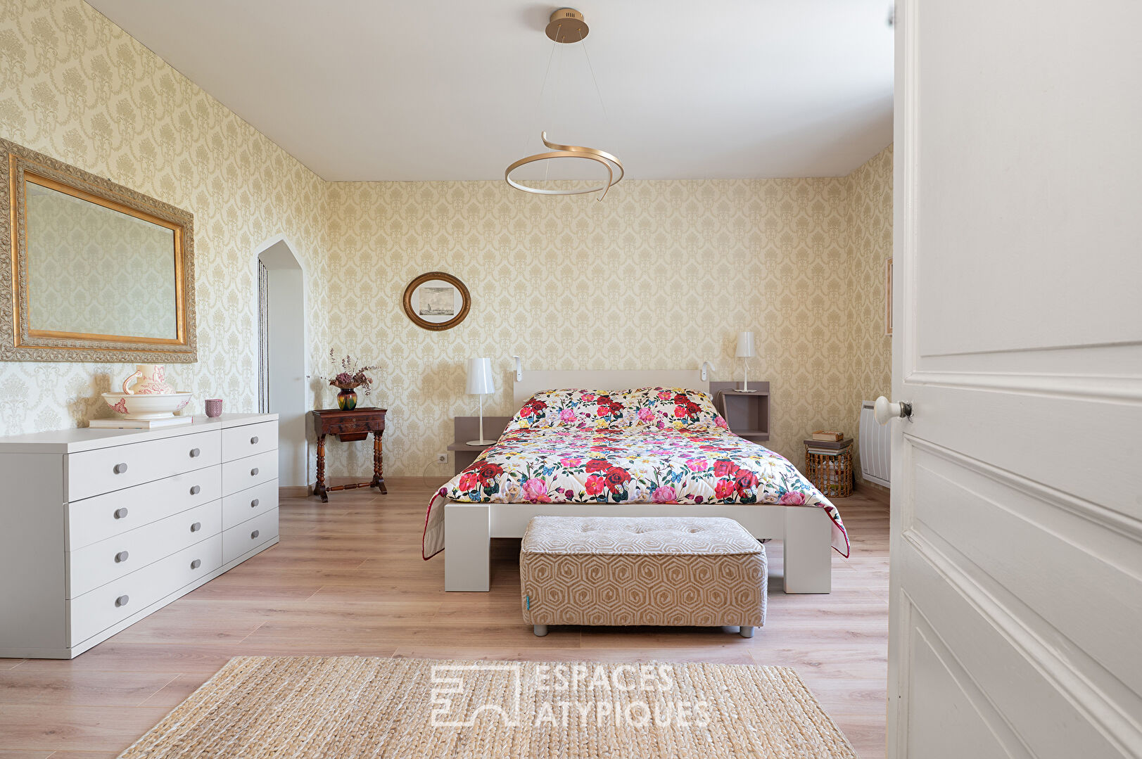 Maison cossue du début de XXème siècle avec piscine et garage