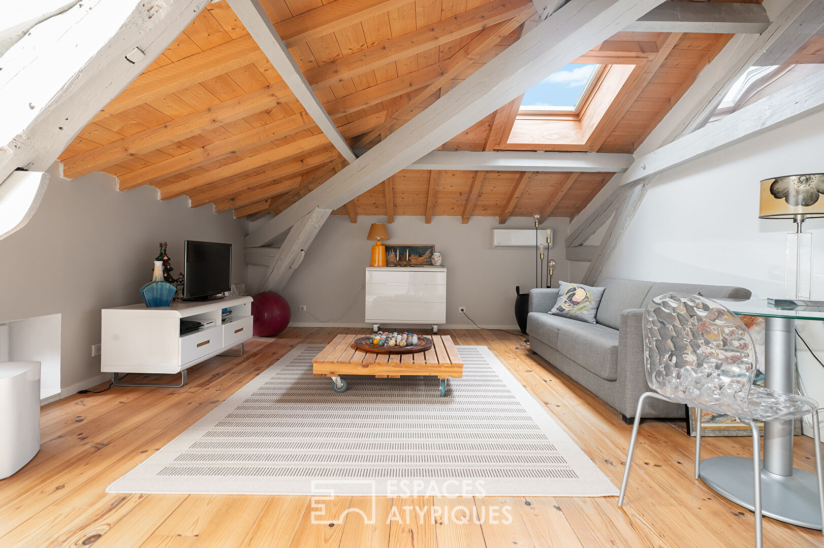 Maison cossue du début de XXème siècle avec piscine et garage