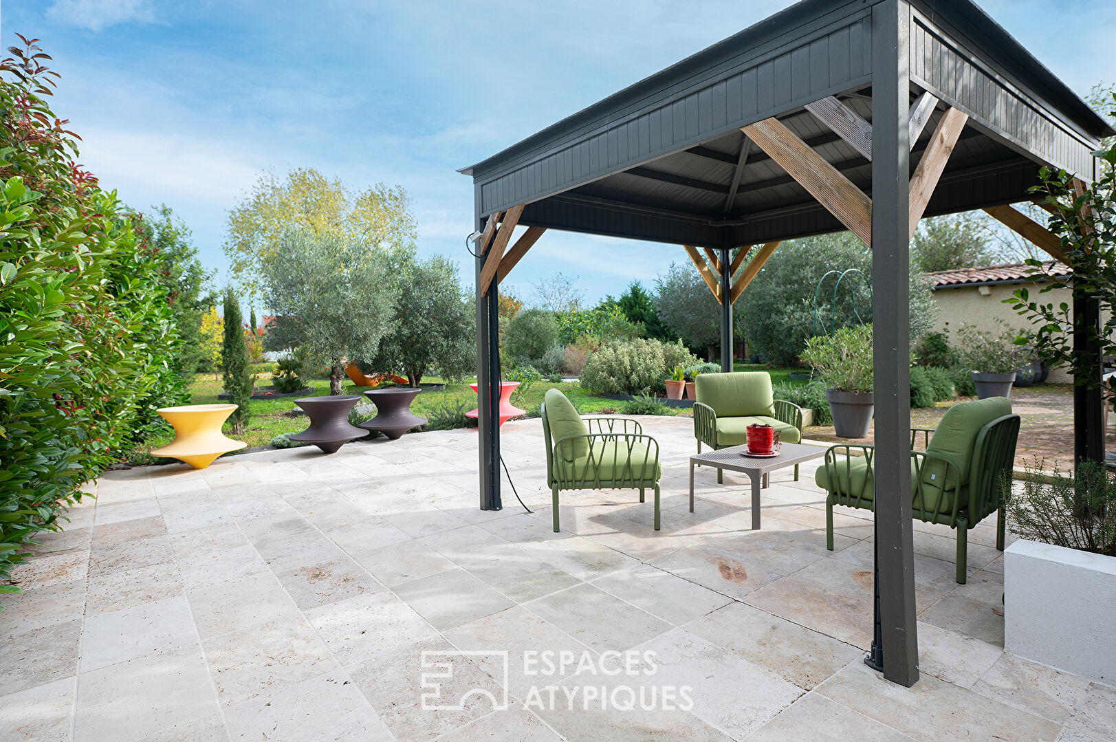 Maison cossue du début de XXème siècle avec piscine et garage