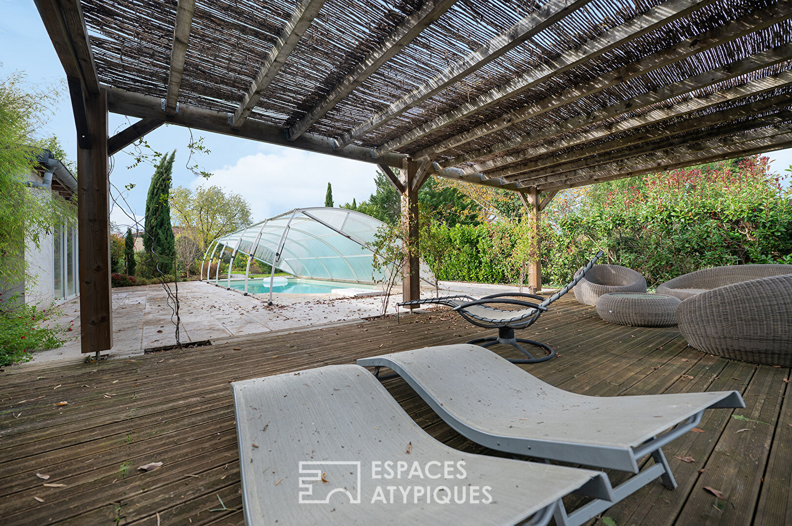 Maison cossue du début de XXème siècle avec piscine et garage