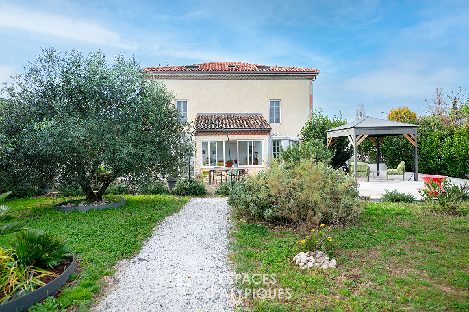 Maison cossue du début de XXème siècle avec piscine et garage