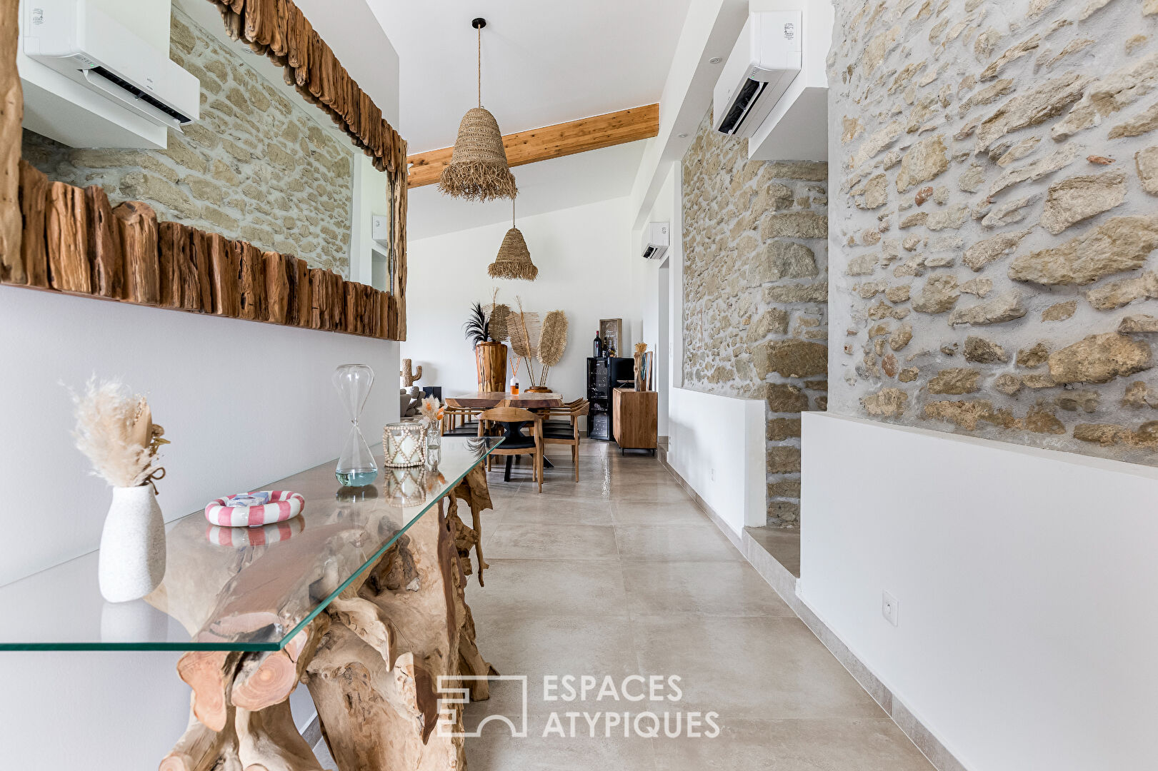 Maison en pierre de caractère à la rénovation contemporaine