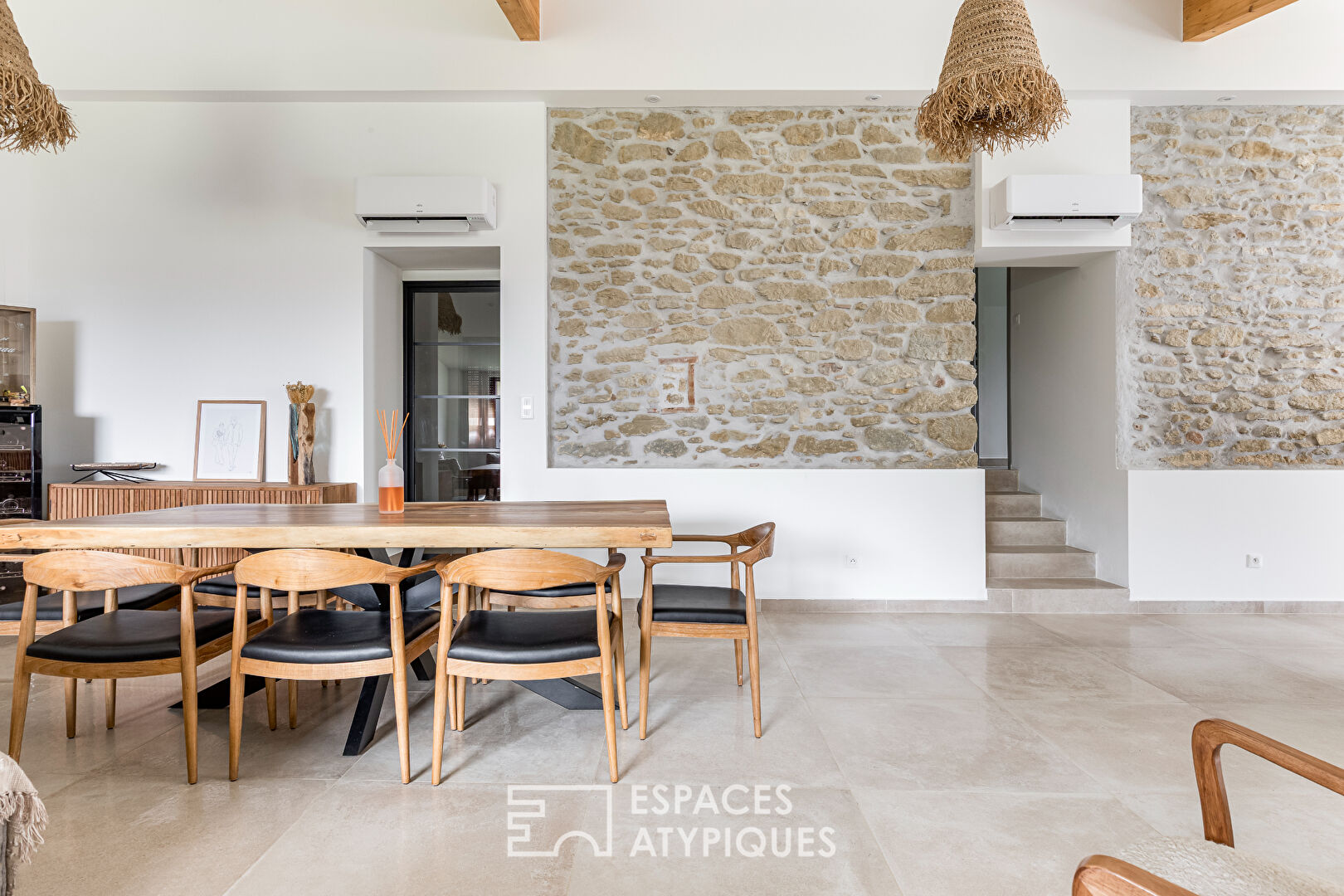 Maison en pierre de caractère à la rénovation contemporaine