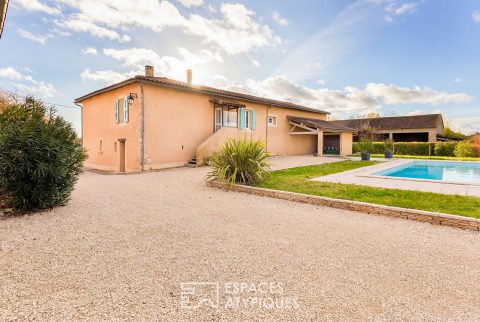 Corps de ferme avec piscine et vue dégagée