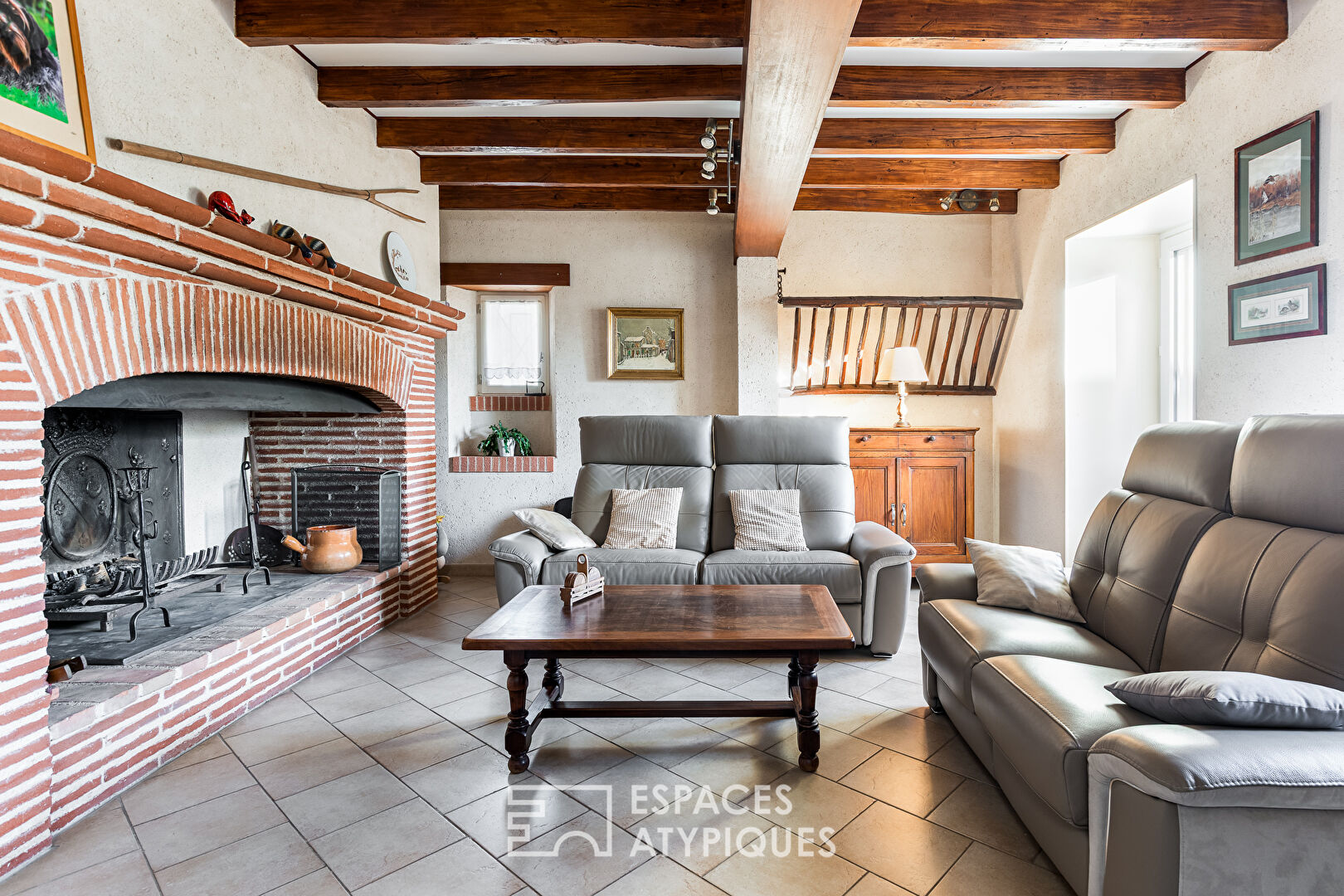 Corps de ferme avec piscine et vue dégagée
