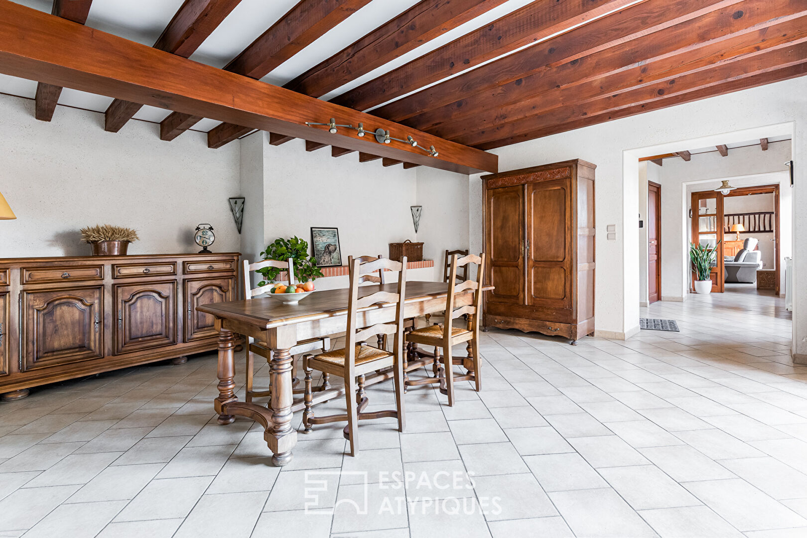 Corps de ferme avec piscine et vue dégagée
