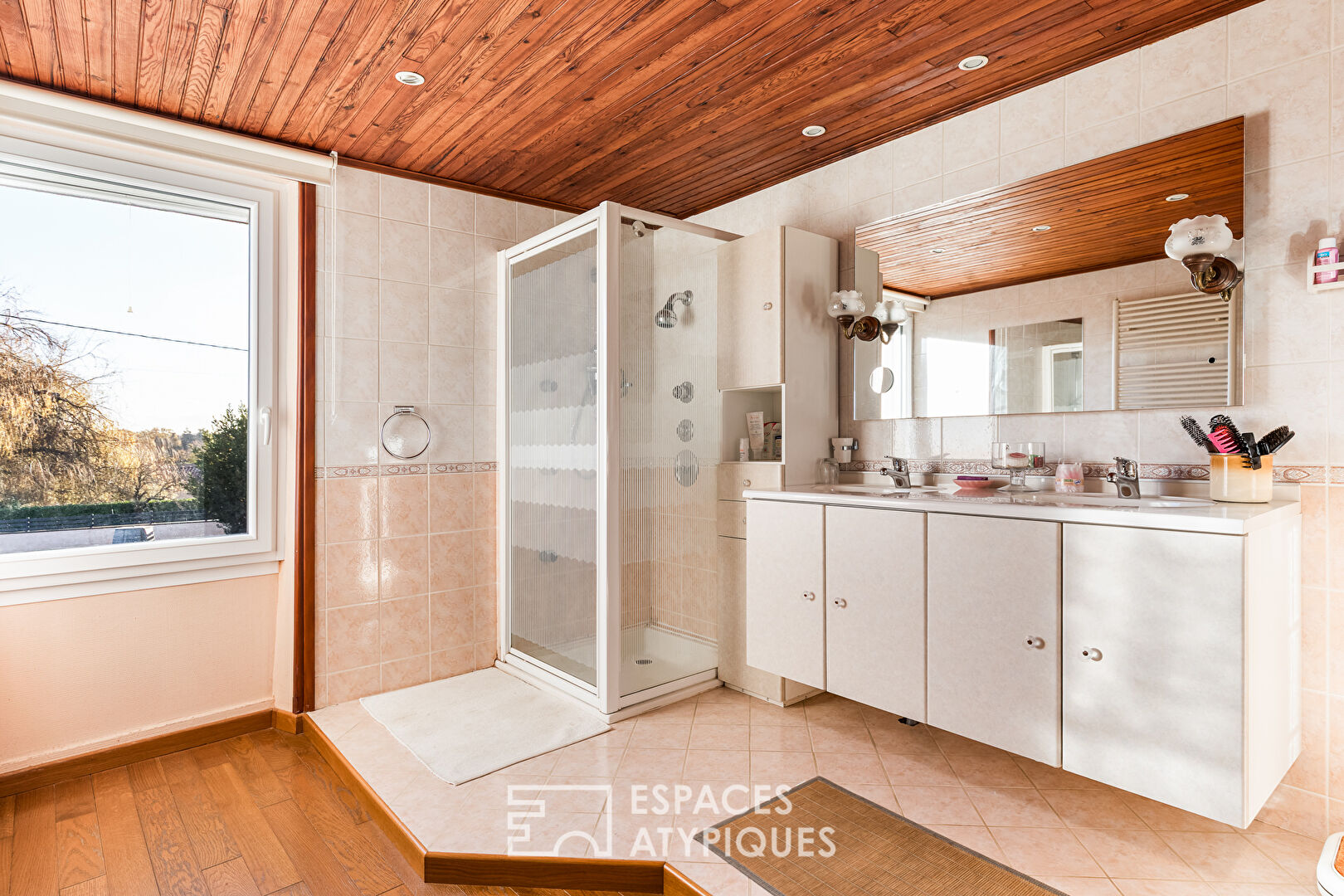 Corps de ferme avec piscine et vue dégagée