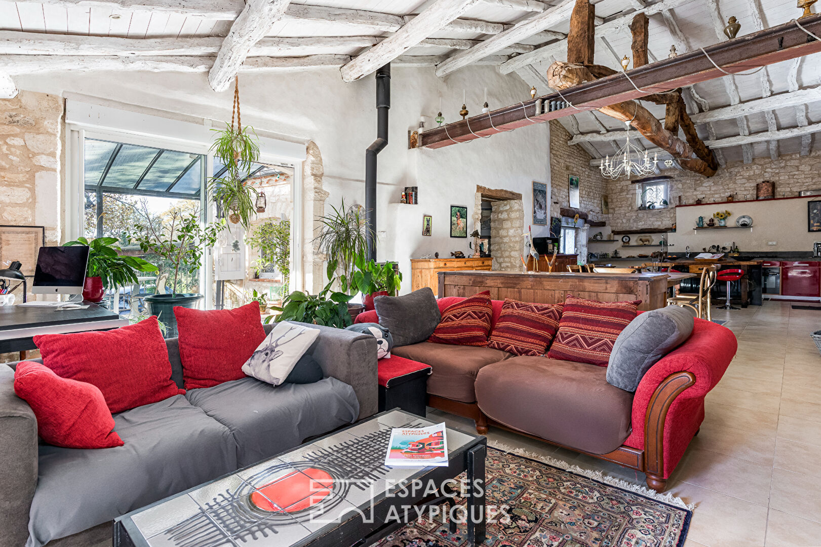 Bâtisse atypique rénovée au coeur du triangle d&rsquo;Or