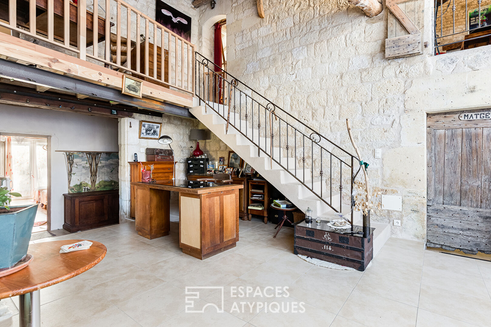 Bâtisse atypique rénovée au coeur du triangle d&rsquo;Or