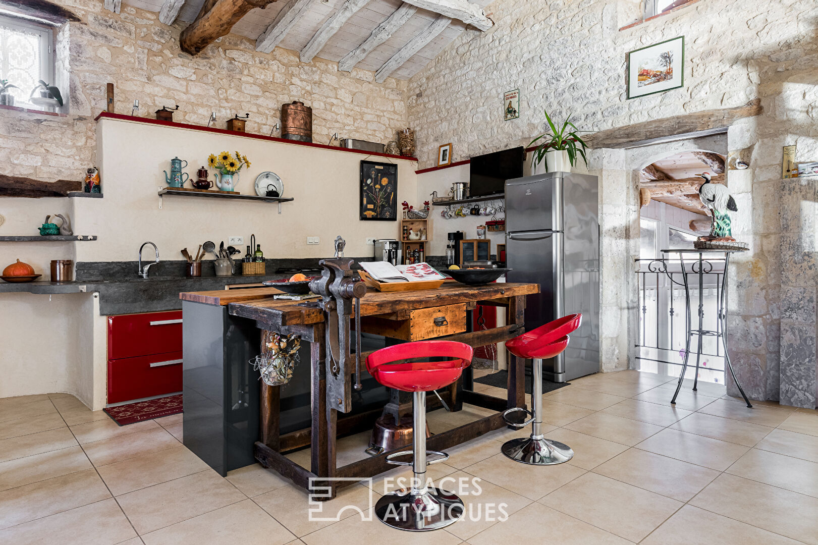 Bâtisse atypique rénovée au coeur du triangle d&rsquo;Or