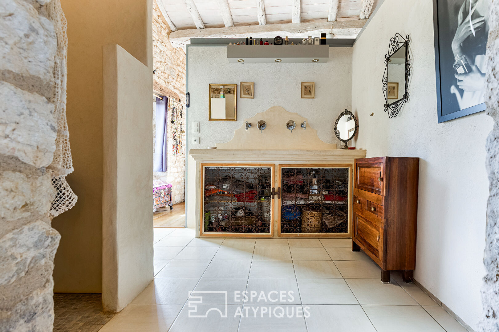 Bâtisse atypique rénovée au coeur du triangle d&rsquo;Or