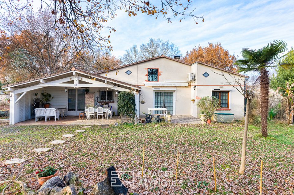 Villa familiale avec espace professionnel dans son environnement boisé