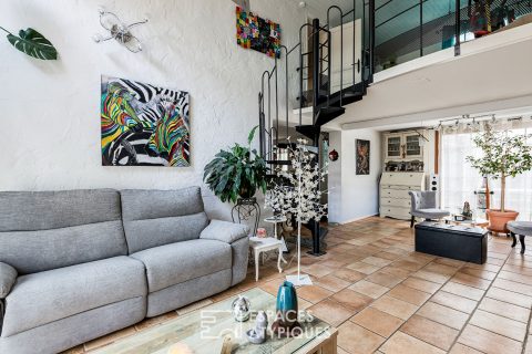 Villa familiale avec espace professionnel dans son environnement boisé