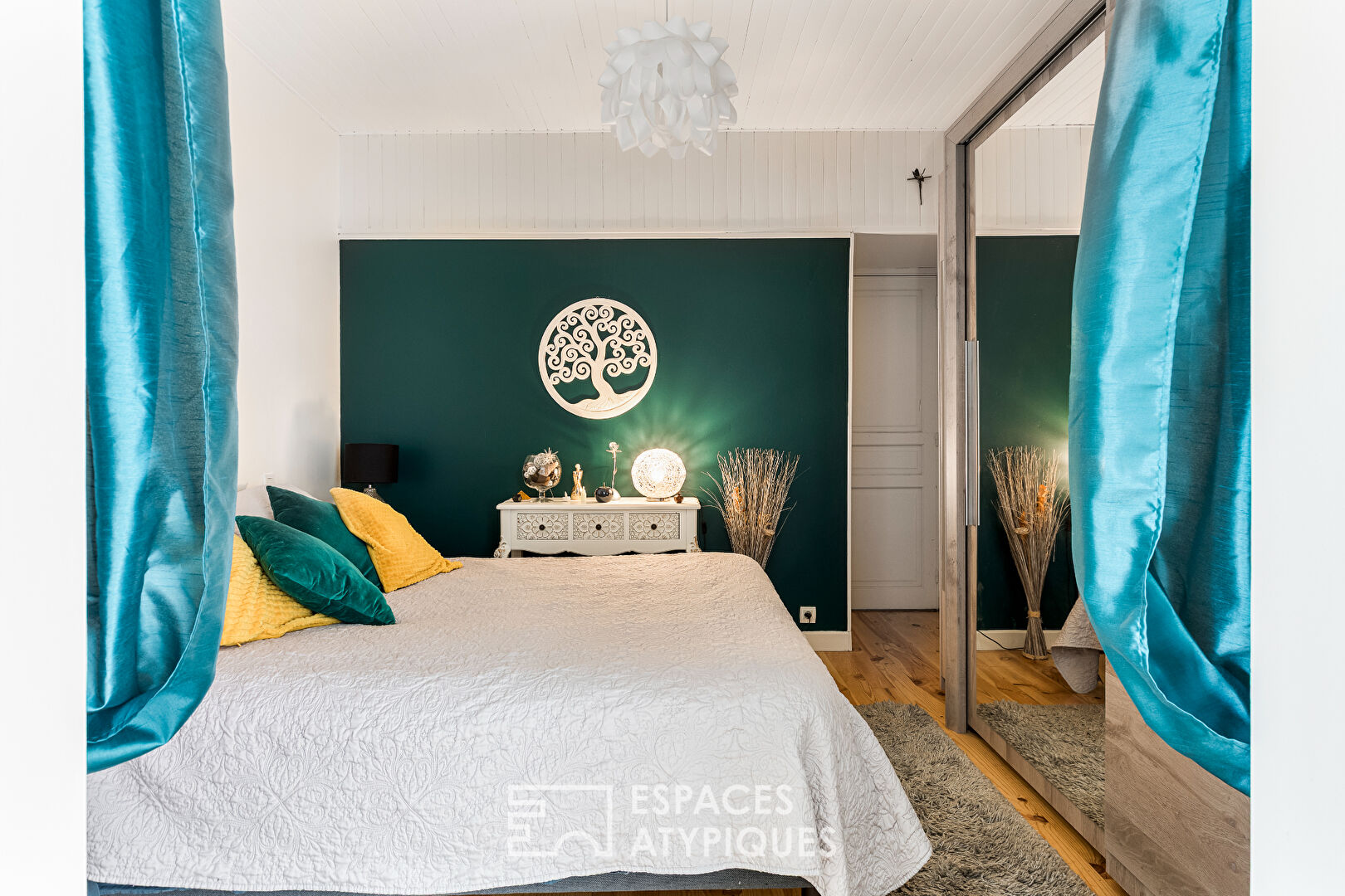 Villa familiale avec espace professionnel dans son environnement boisé