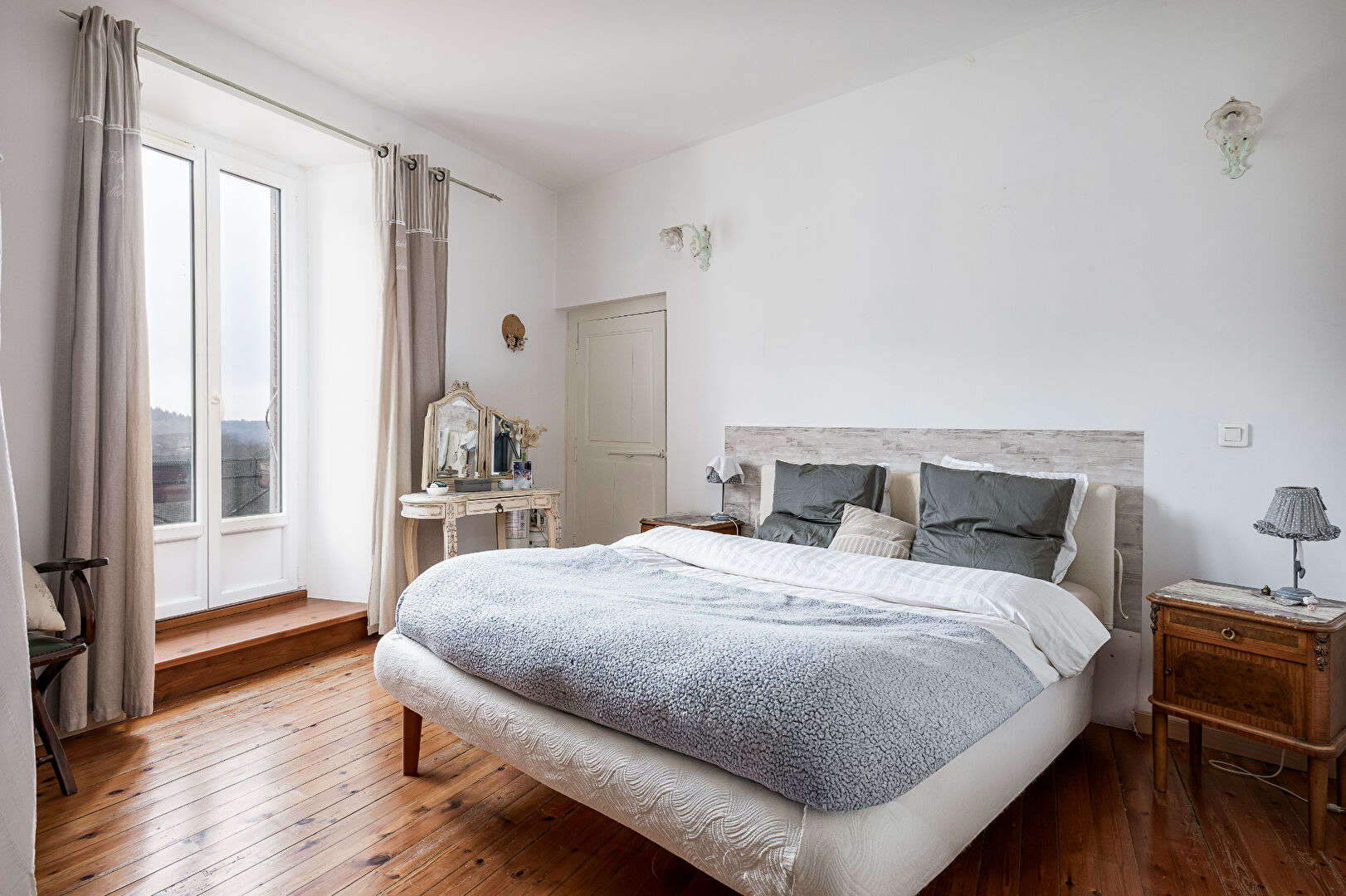 Stone house with breathtaking views of the Black Mountain