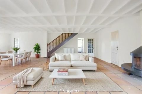 Former 17th century farmhouse close to amenities