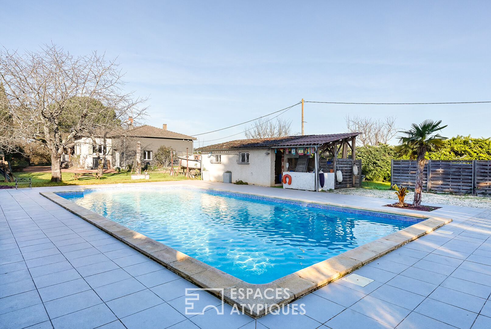 Maison de plain-pied avec piscine et jardin