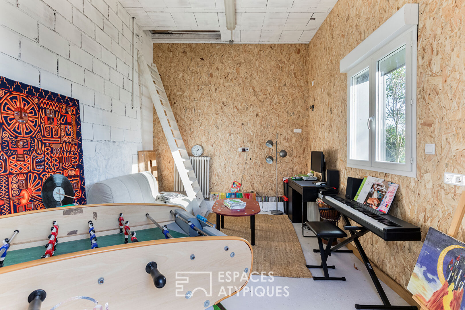 Maison de plain-pied avec piscine et jardin