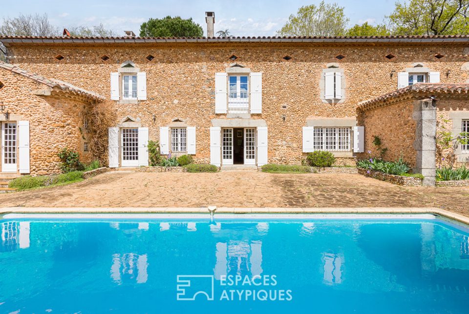 Belle bâtisse en pierre au coeur d'un parc arboré avec piscine