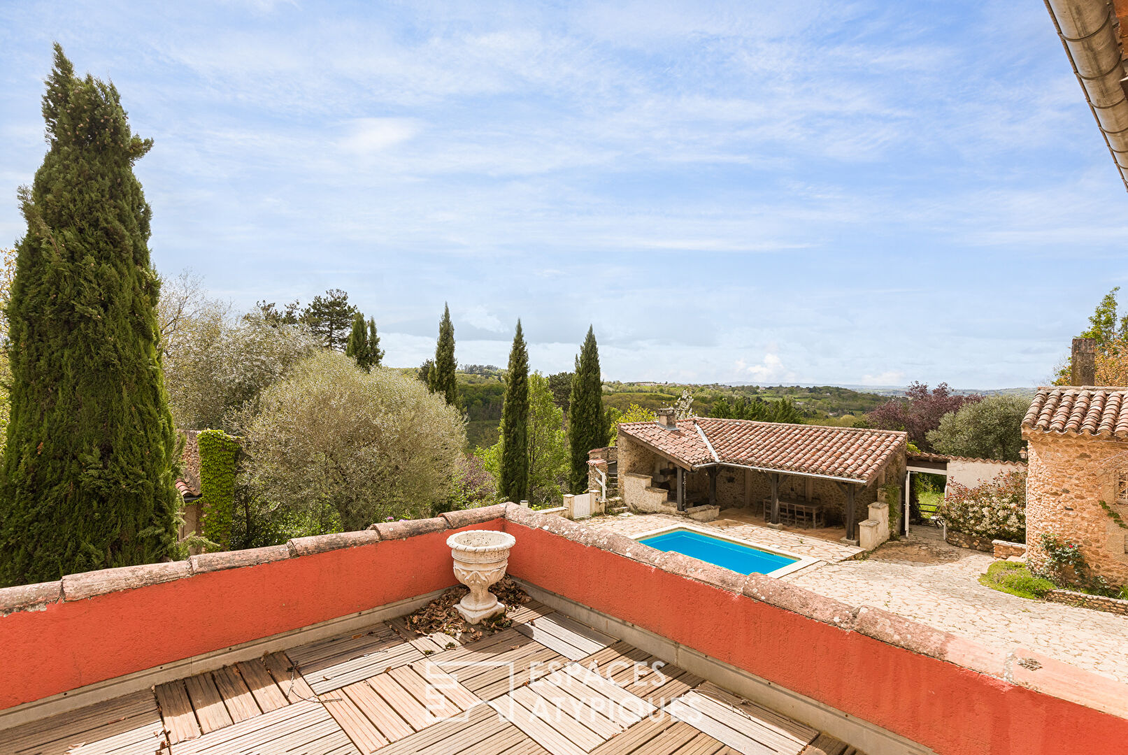 Belle bâtisse en pierre au coeur d&rsquo;un parc arboré avec piscine