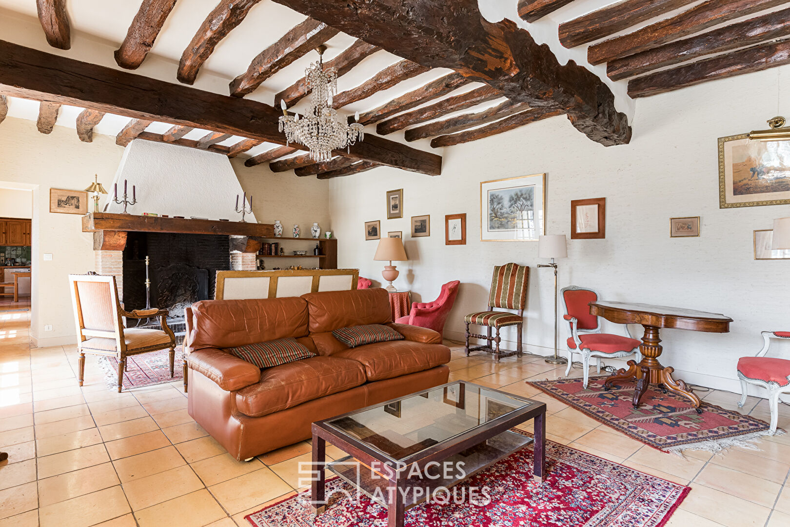 Belle bâtisse en pierre au coeur d&rsquo;un parc arboré avec piscine