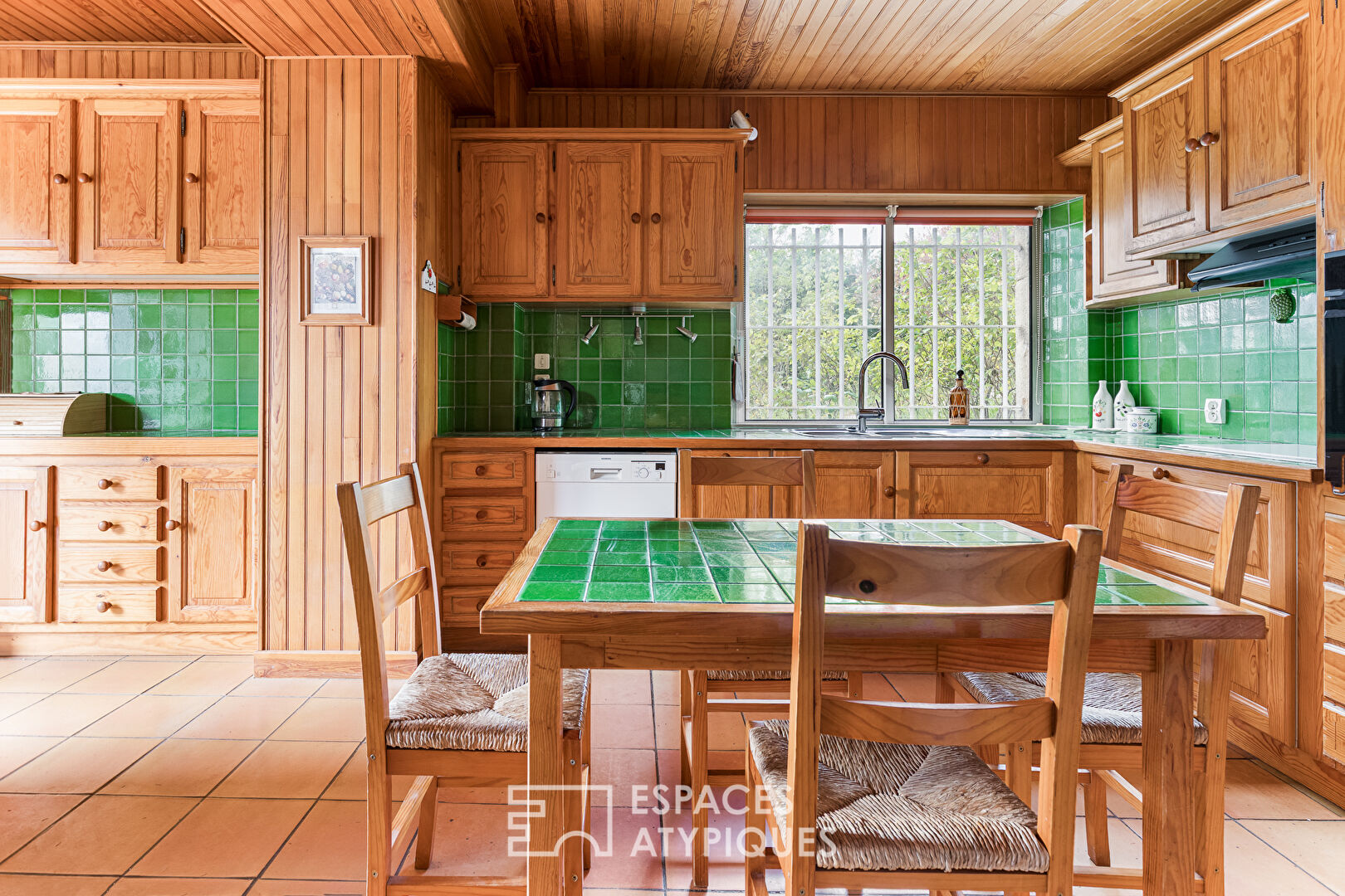 Belle bâtisse en pierre au coeur d&rsquo;un parc arboré avec piscine