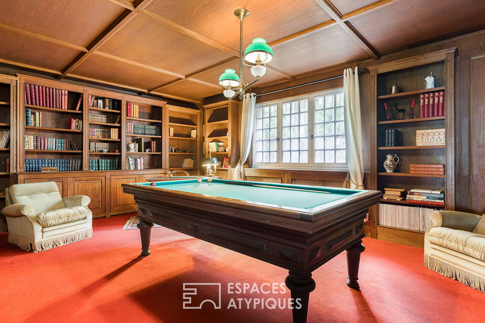 Belle bâtisse en pierre au coeur d&rsquo;un parc arboré avec piscine