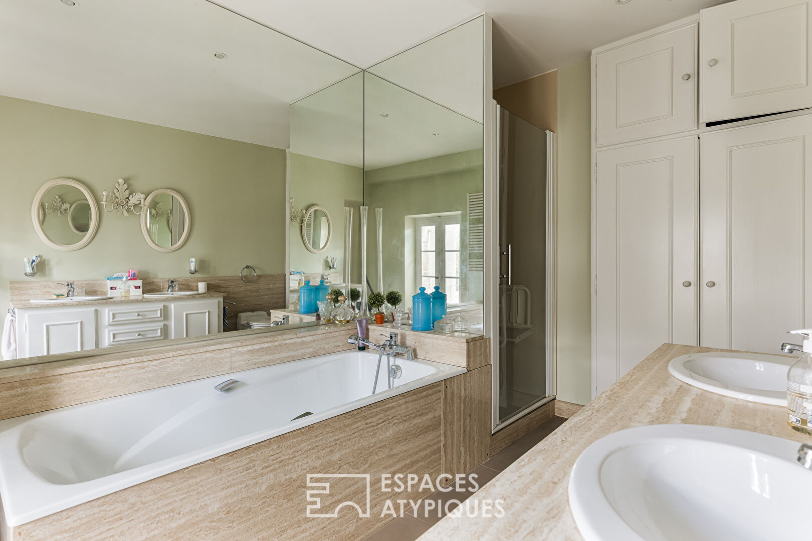 Belle bâtisse en pierre au coeur d&rsquo;un parc arboré avec piscine