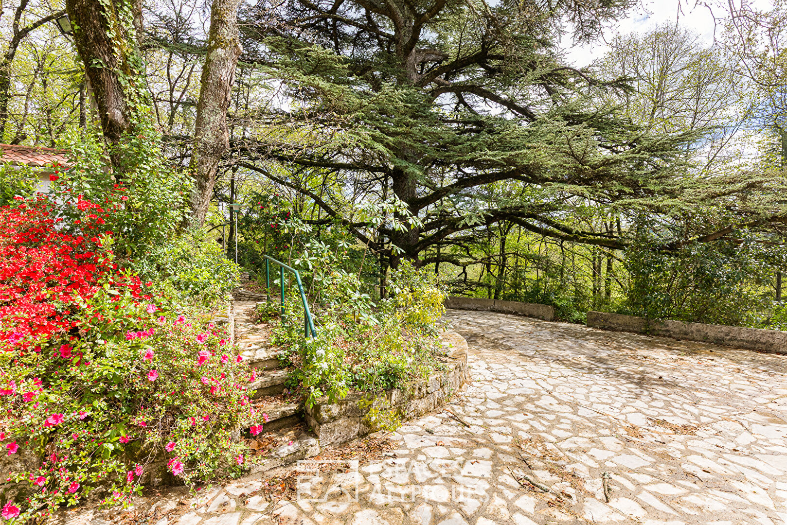 Belle bâtisse en pierre au coeur d&rsquo;un parc arboré avec piscine