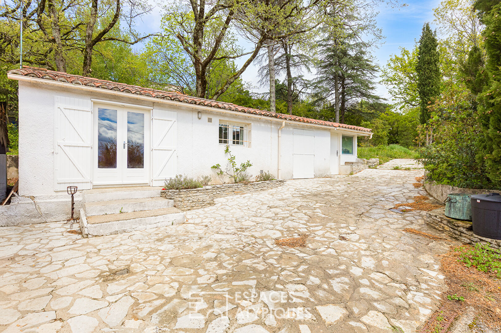 Belle bâtisse en pierre au coeur d&rsquo;un parc arboré avec piscine