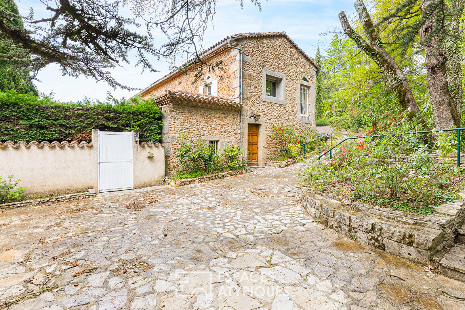 Belle bâtisse en pierre au coeur d&rsquo;un parc arboré avec piscine