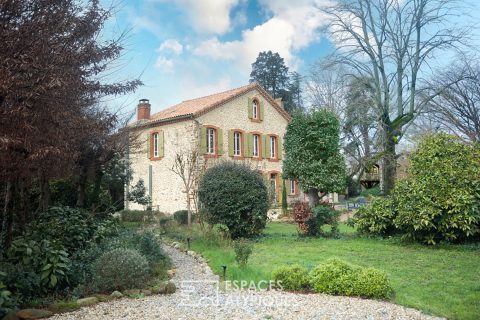 Bâtisse en pierre de 1850 avec piscine et parc séculaire