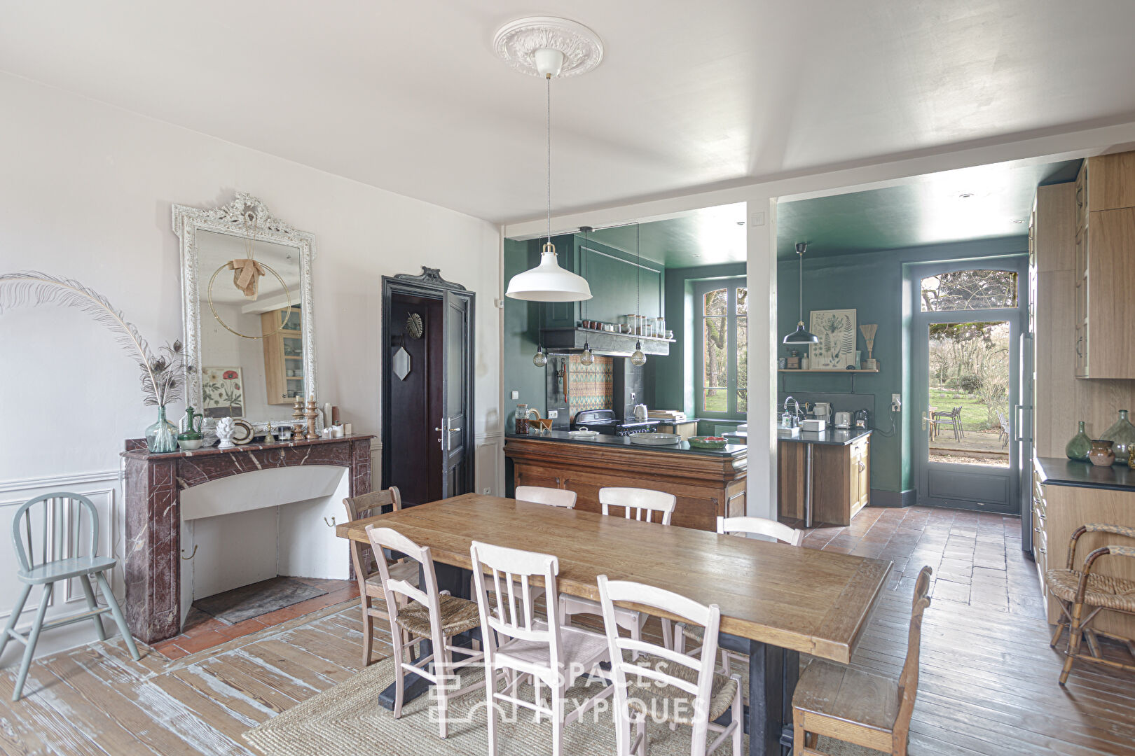 Bâtisse en pierre de 1850 avec piscine et parc séculaire