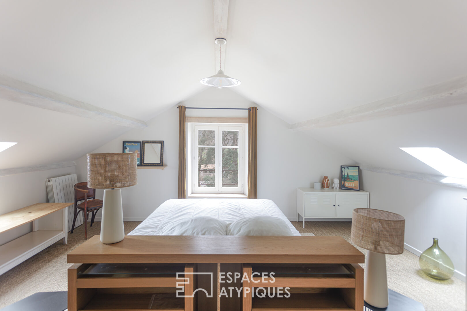 Bâtisse en pierre de 1850 avec piscine et parc séculaire