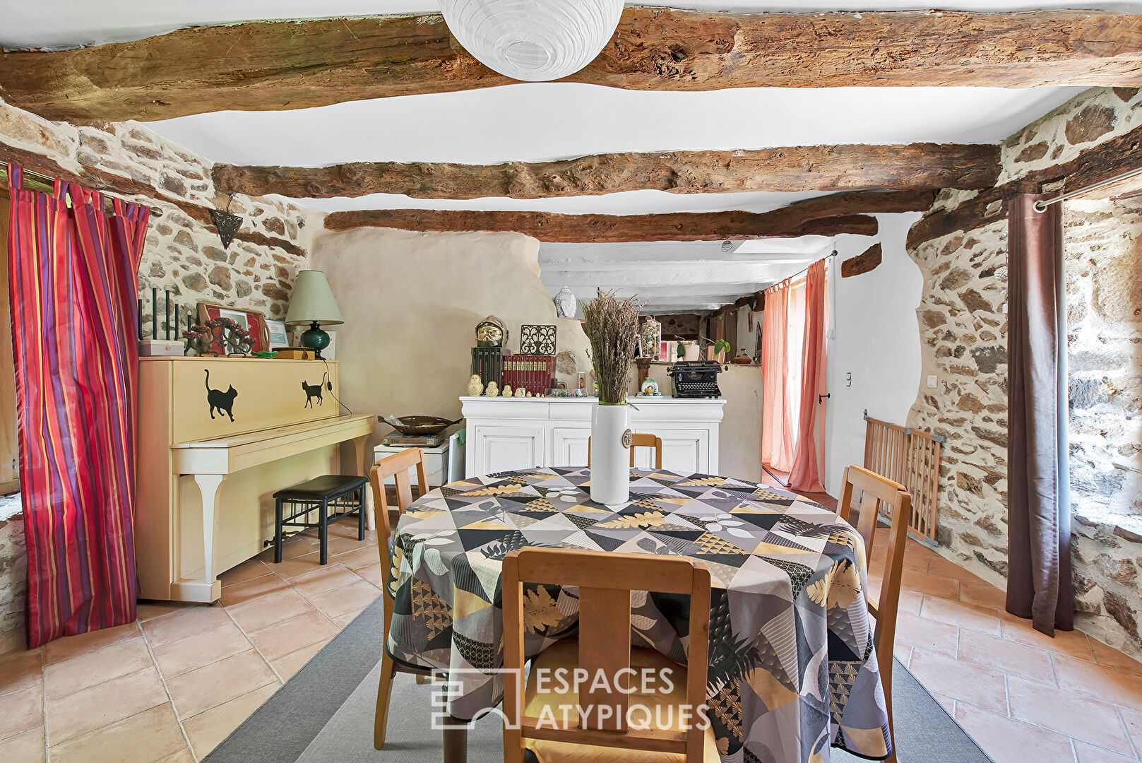 Ensemble immobilier de deux maisons avec salle de réception en campagne