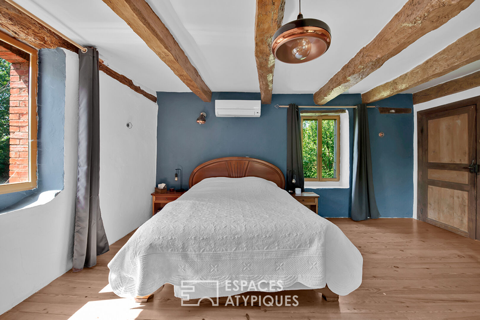 Ensemble immobilier de deux maisons avec salle de réception en campagne