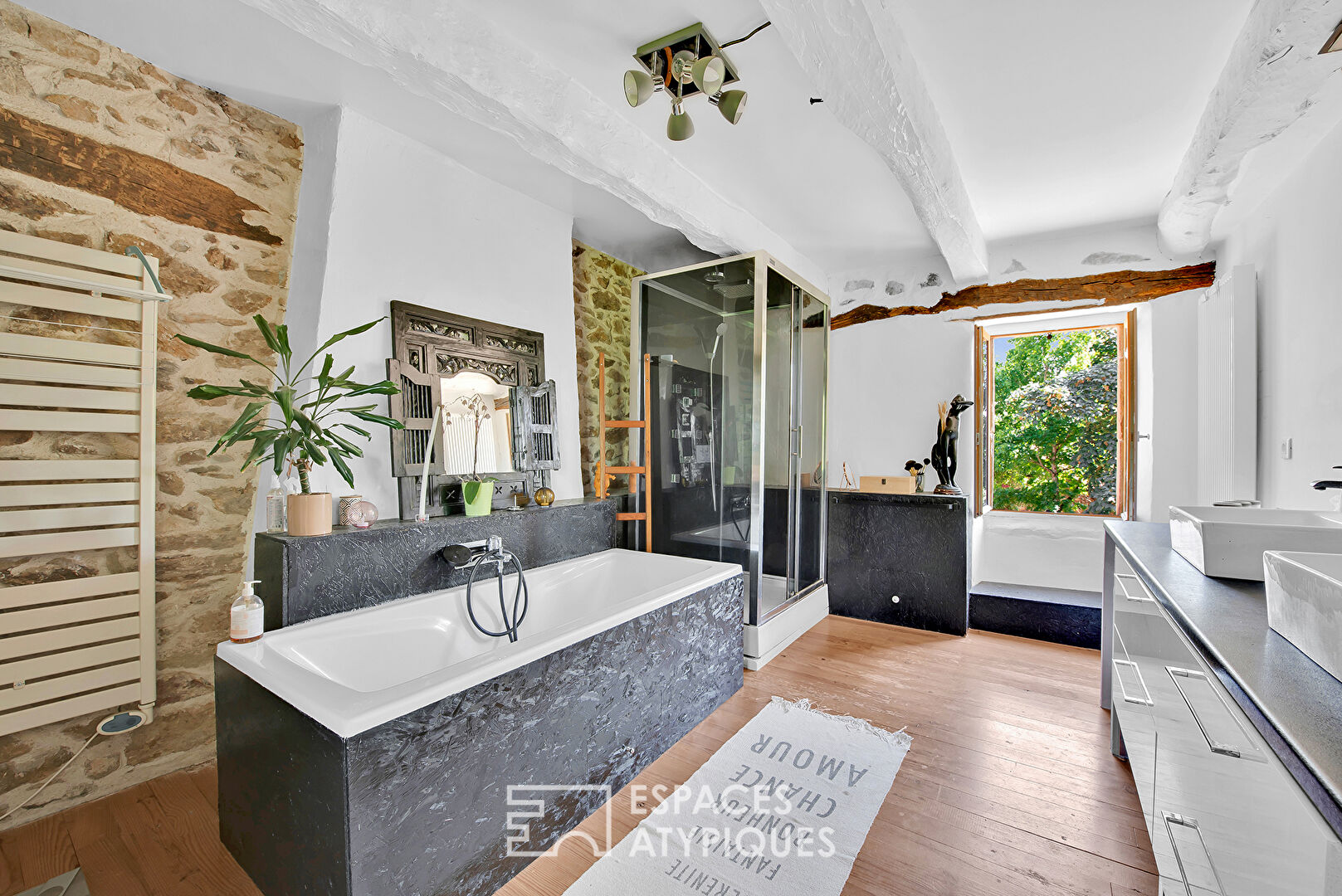 Ensemble immobilier de deux maisons avec salle de réception en campagne