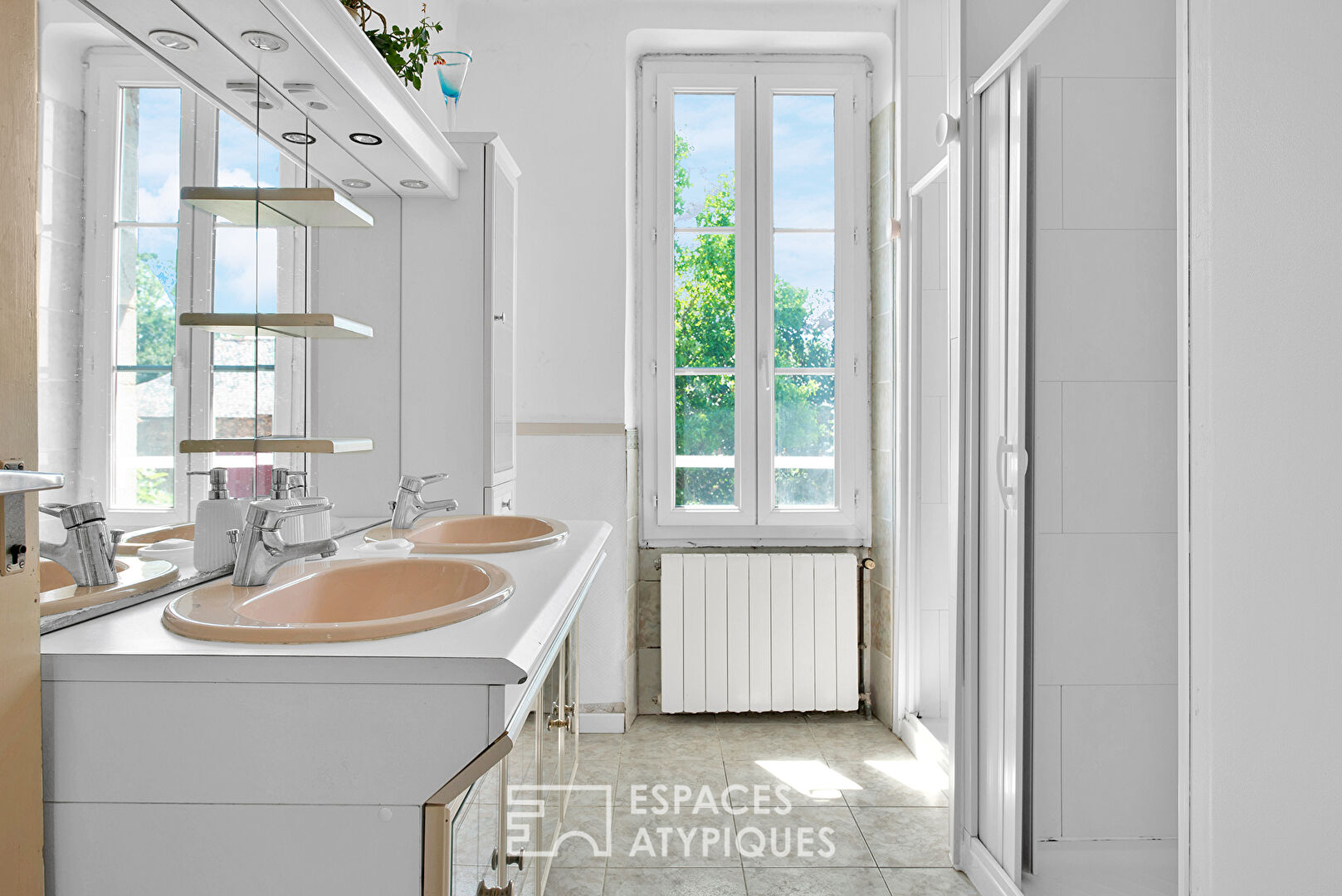 Ensemble immobilier de deux maisons avec salle de réception en campagne