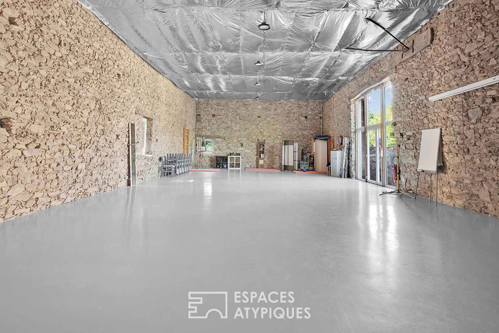 Ensemble immobilier de deux maisons avec salle de réception en campagne