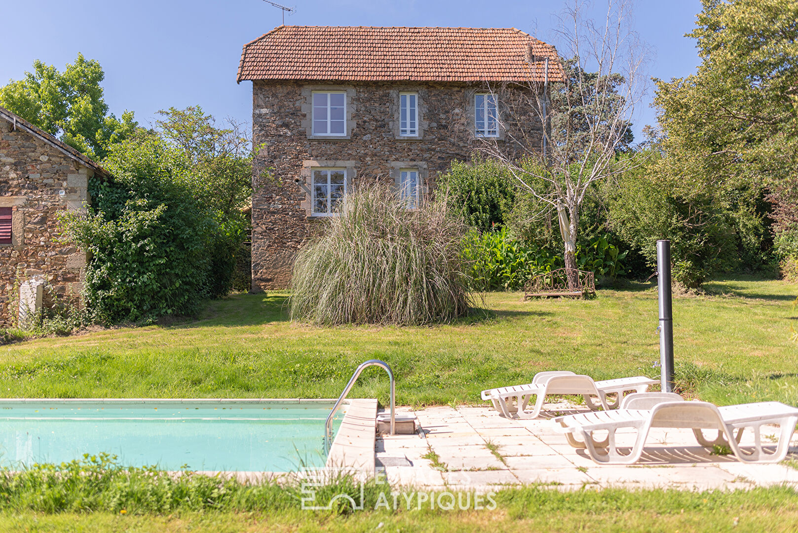 Ensemble immobilier de deux maisons avec salle de réception en campagne