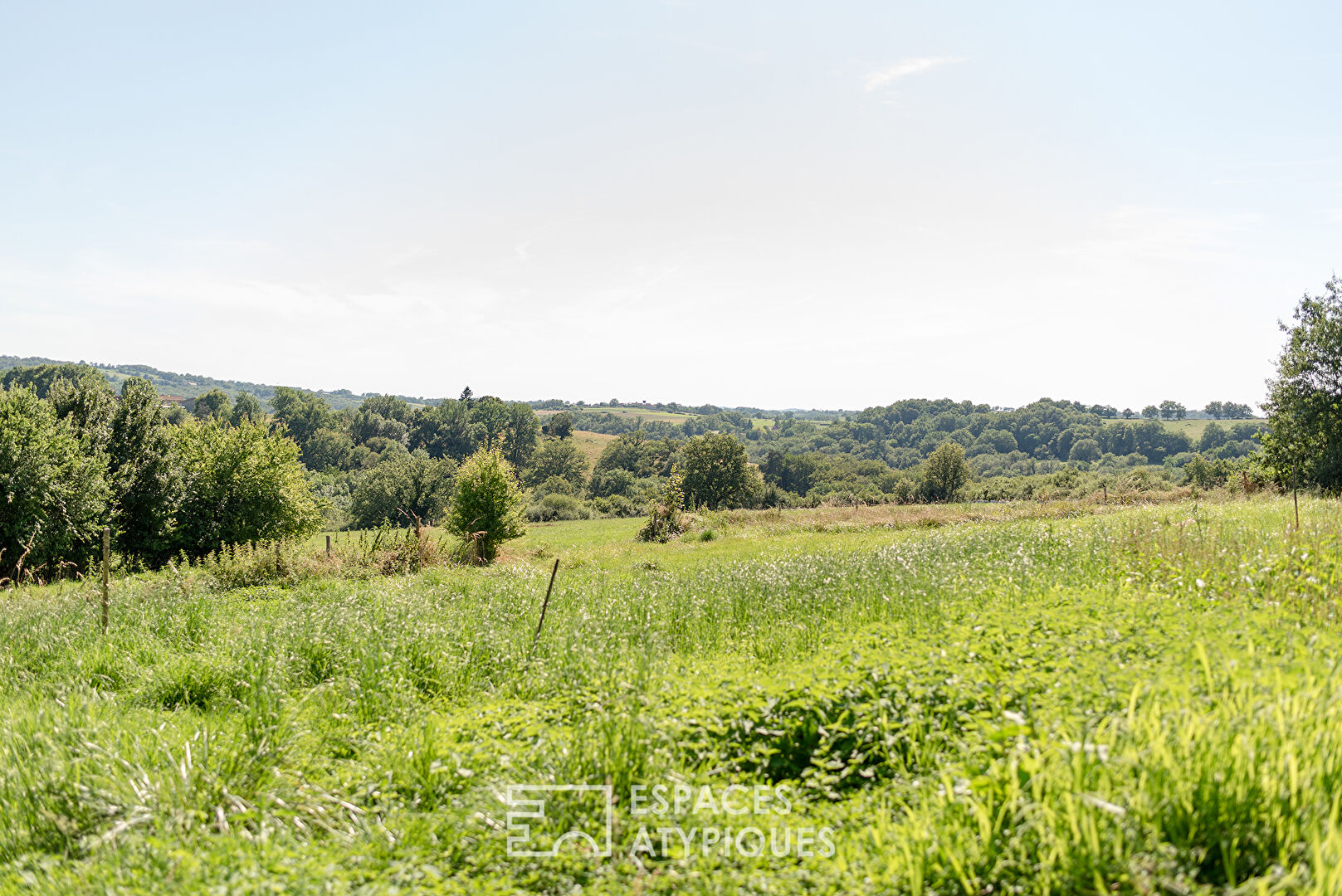 Ensemble immobilier de deux maisons avec salle de réception en campagne