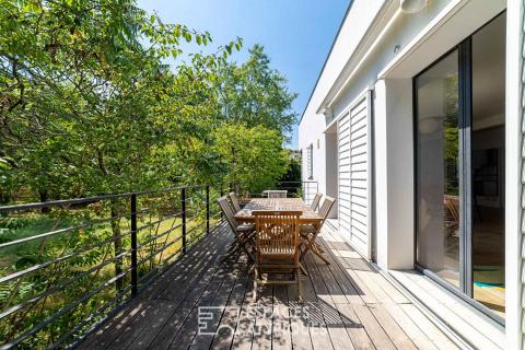 Maison d&rsquo;architecte avec piscine dans un environnement préservé à PUYGOUZON