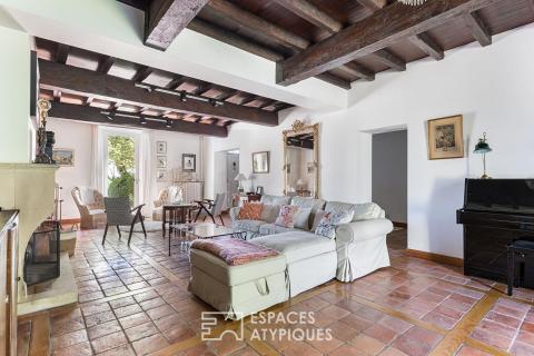 Bâtisse de charme avec dépendance, parc et piscine