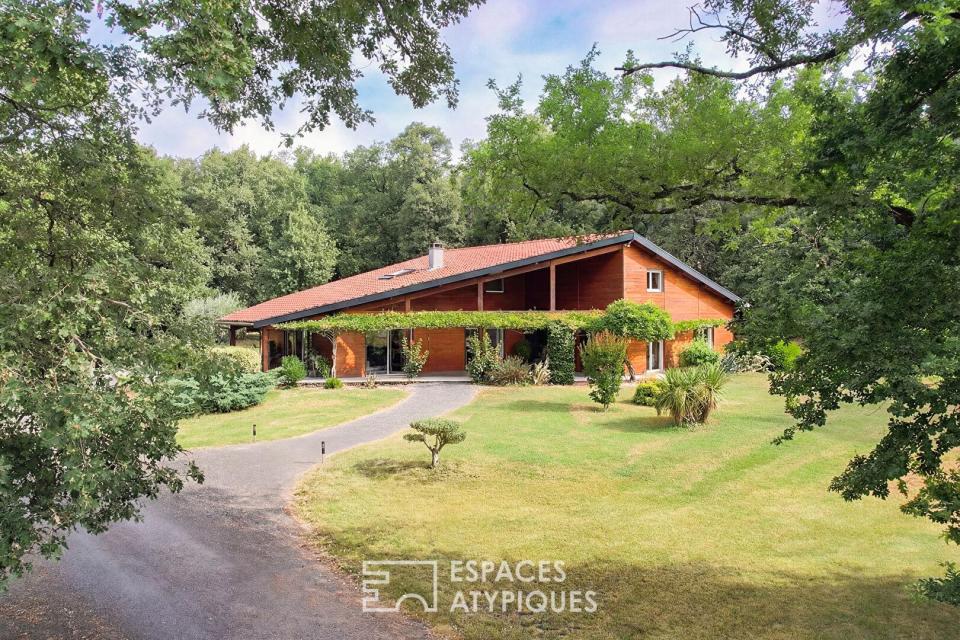 Villa contemporaine et son studio d'artiste au coeur de la nature boisée
