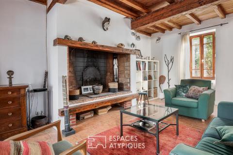 Maison de caractère atypique avec terrasse et jardin